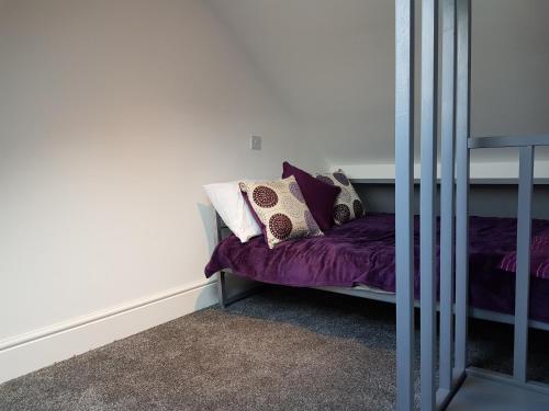 Habitación con cama con almohadas en Webb place 2 bedroom apartment !, en Croydon