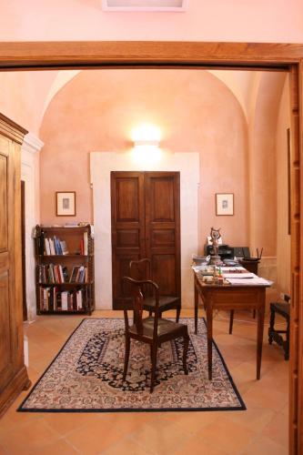 une salle à manger avec une table et une chaise dans l'établissement Palazzo Rustici charme b&b & garden spa, à LʼAquila