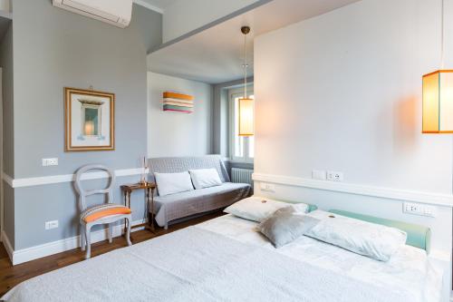 ローマにあるGuest House Poerio88のベッドルーム1室(ベッド1台、椅子付)