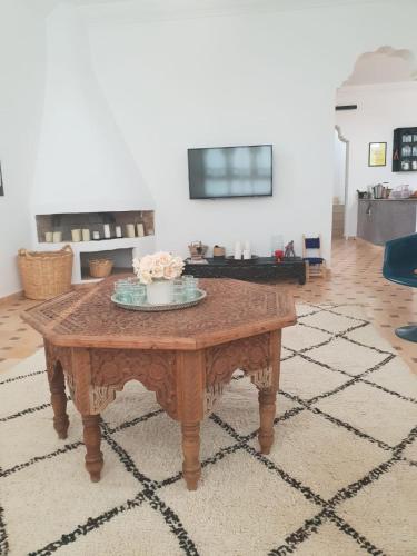 a coffee table in a living room with a couch at La Maison des Ailleurs in Essaouira