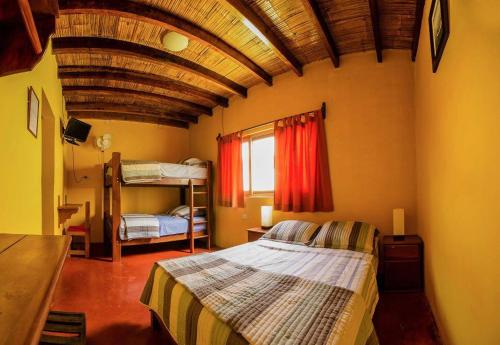 1 dormitorio con 2 literas en una habitación en Mancora y Sol, en Máncora