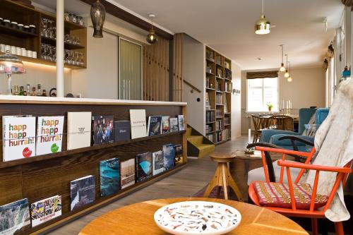 een kamer met een tafel en stoelen en boekenplanken bij Hótel Egilsen in Stykkishólmur