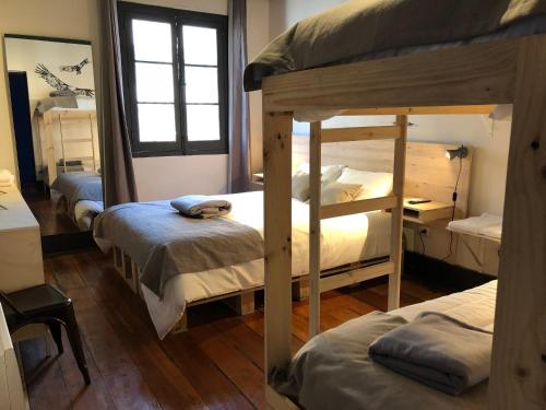 Krevet ili kreveti na sprat u jedinici u okviru objekta Hostel Boutique Merced 88