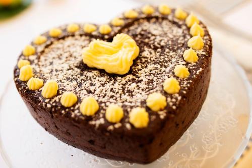 een chocoladetaart op een bord op een tafel bij B&B Il Cavaliere Tropea in Santa Domenica