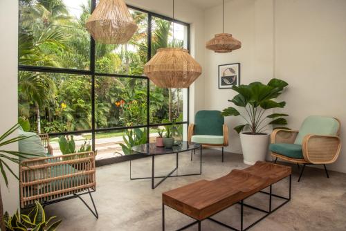 a living room with chairs and a coffee table at Residencia Tropical Don Bonito in Sayulita