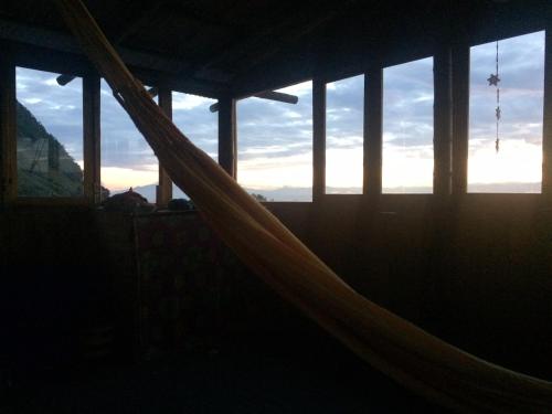 a room with a hammock in a room with windows at Monte Mágico in Támesis