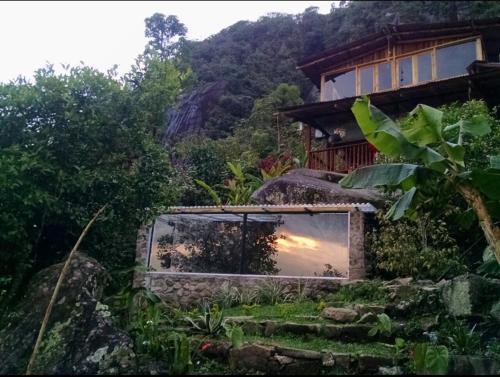 a mirror sitting on the side of a house at Monte Mágico in Támesis