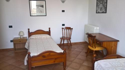 A bed or beds in a room at Charlie Chaplin