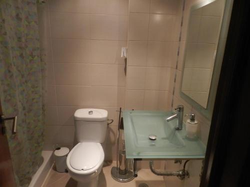 ファロにあるCasa Vista Riaの小さなバスルーム(トイレ、シンク付)