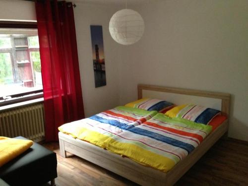 SteinbergkircheにあるVilla Quiesのベッドルーム1室(カラフルな毛布付きのベッド1台付)