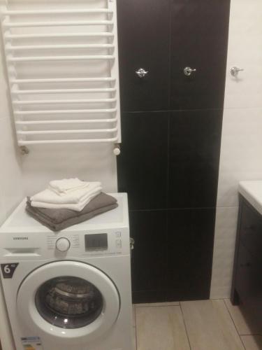 a laundry room with a washing machine in a bathroom at Apartament Czwarte Piętro in Świecie