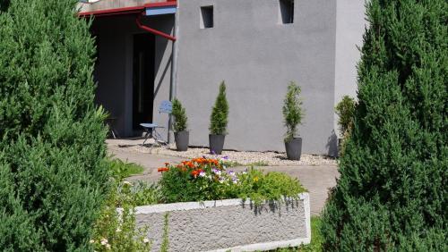 een tuin met bloemen en planten voor een gebouw bij Śmieszek in Stronie Śląskie