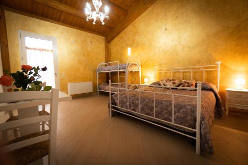B&B Giardino Isabella في بالاجانو: غرفة نوم بسريرين بطابقين في غرفة