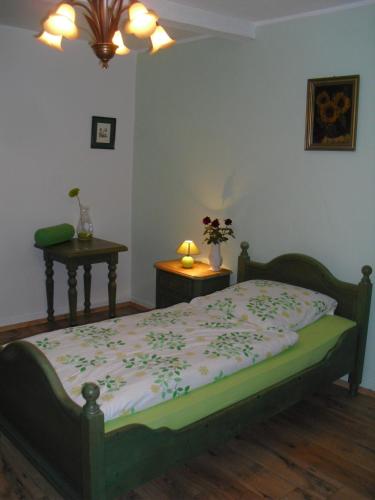 Una cama o camas en una habitación de Gasthof zum Lahntal