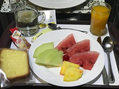 a plate of fruit and vegetables on a table at Villas y Suites Paraiso del Sur in Cuernavaca