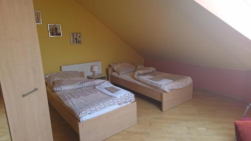 Łóżko lub łóżka w pokoju w obiekcie Ośrodek Sportu i Rekreacji Góra Kamieńsk