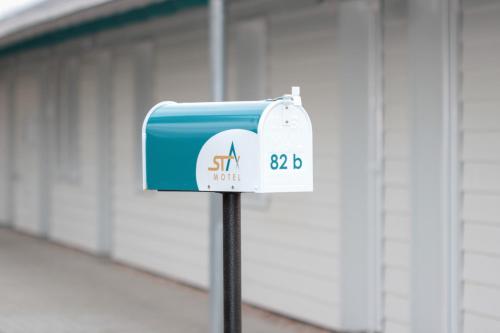 un buzón azul en un poste frente a un edificio en Stax Motel Gamstädt, en Gamstädt