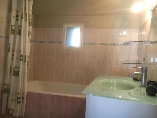 FromentalにあるLa petite maisonの洗面台と浴槽のあるバスルーム