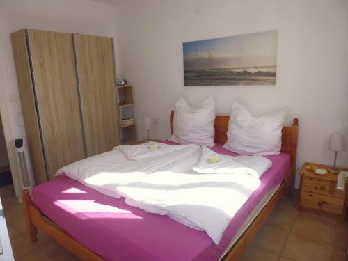 ein Schlafzimmer mit einem großen Bett mit weißer Bettwäsche in der Unterkunft Villa mit grosser Sommerküche und Pool, 8 Minuten zum Sandstrand Cap Sud in LʼArena