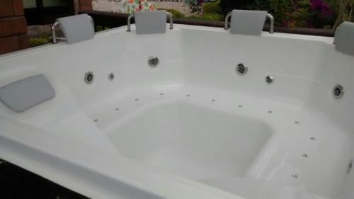 a white bath tub with four chairs on top at CASA CAMPESTRE MONTECARLO Guatapé- desayuno a pareja in Guatapé
