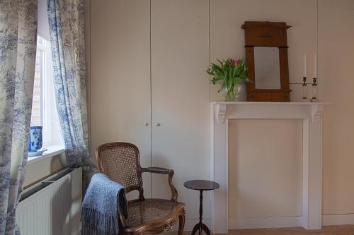 a room with a chair and a table and a window at B&B mybandb in Bruges
