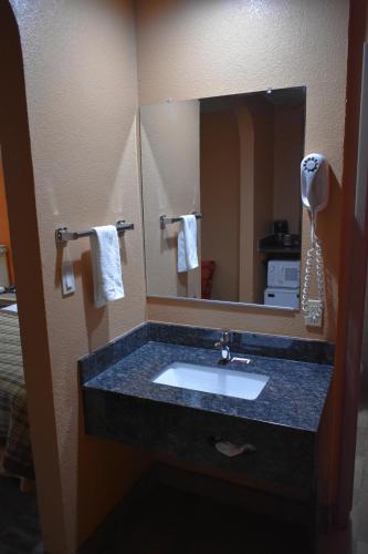 Bathroom sa Apex Inn