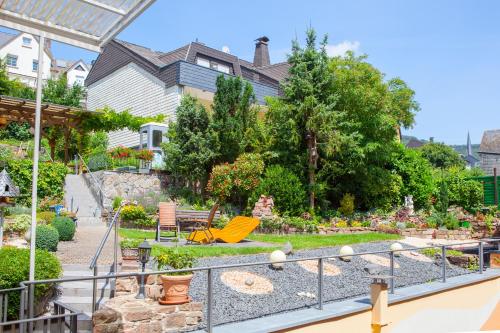 Un jardín fuera de Weinhotel Hubertus Garni