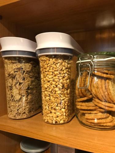 drie potten noten staan op een plank bij El Portal de Moratalla in Moratalla