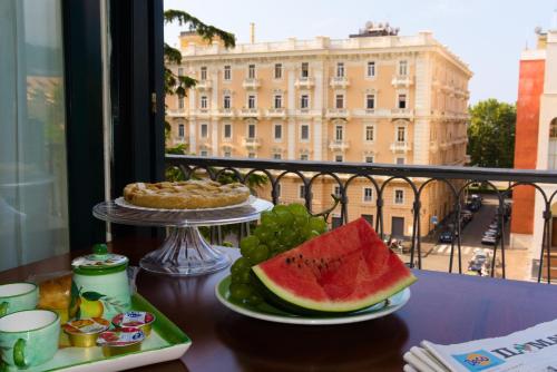 einen Tisch mit einem Obstteller auf dem Balkon in der Unterkunft La Maison du Paradis in Salerno
