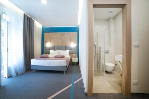 Vannas istaba naktsmītnē City Nest Modern & Cozy Suites
