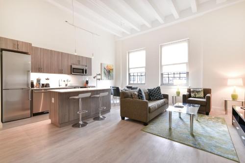 Ett kök eller pentry på Global Luxury Suites Downtown Boston