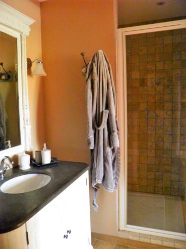 Bilik mandi di La Bastide du Bouchou
