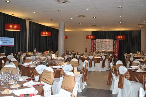 a banquet hall filled with tables and chairs at Brea's Hotel in Reus