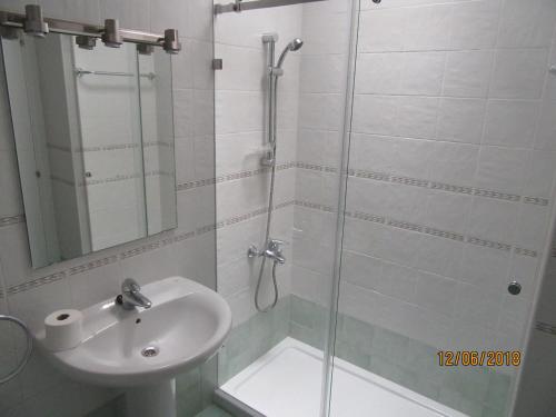 A bathroom at Bungalow Los Melocotones
