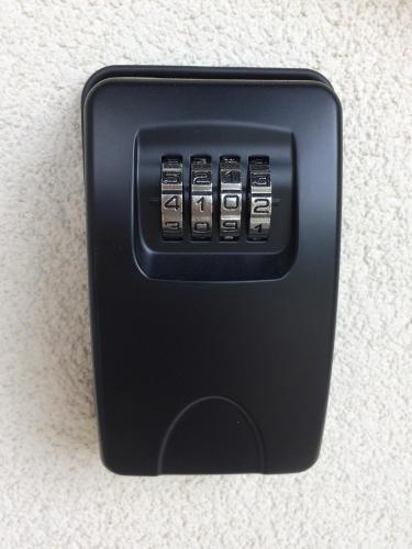 a black remote control sitting on a table at Apartament Fibra Latte in Rybnik