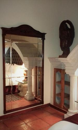 a mirror in a room with a bed at Hotel Posada San Miguel in Jerez de García Salinas
