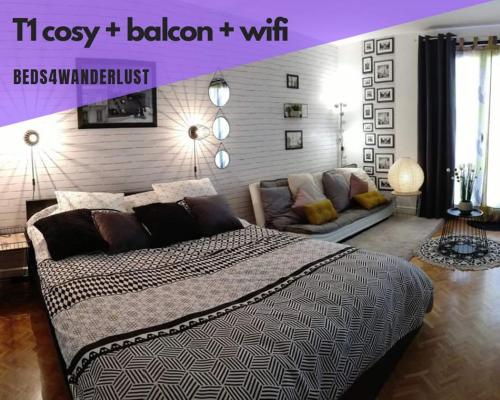 - une chambre avec un grand lit et un canapé dans l'établissement Le Parisien T1Antony-Berny by Beds4Wanderlust - 35m2 avec Balcon - Aéroport Orly 5miles - Train Station RER B ORLYVAL 1mile, à Antony