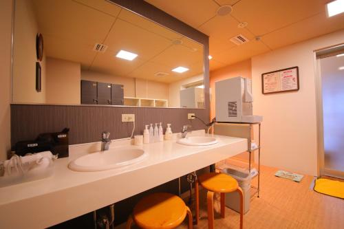 Un baño con dos lavabos y un espejo grande. en Green Hotel Yes Ohmi-hachiman, en Omihachiman