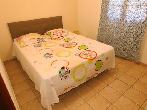 a bed with a white table cloth with fruits on it at GÎTE MORINGA in Bouillante