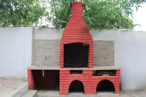 um forno de tijolos vermelhos com um lavatório em El Refugio del Sol em Playas