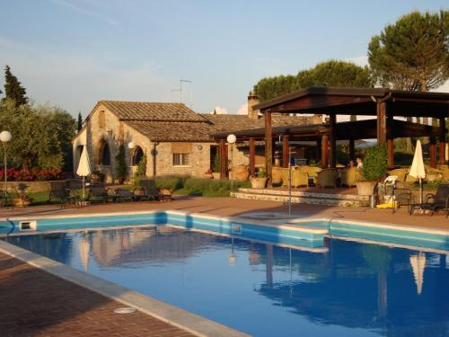 Bazén v ubytovaní Agriturismo La Sovana alebo v jeho blízkosti