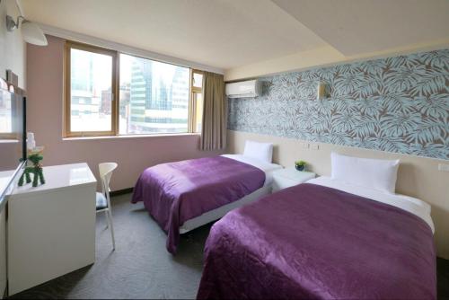 Tempat tidur dalam kamar di Ximen Hotel