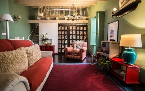 リンロにあるCasa de abaixoのリビングルーム(赤いソファ、テレビ付)
