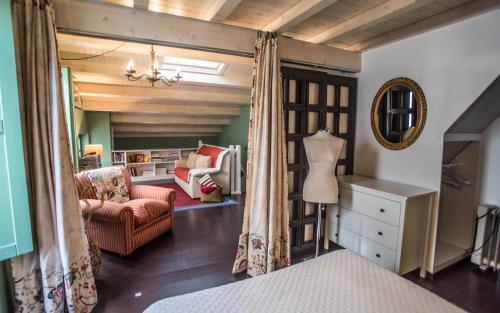 a bedroom with a bed and a living room at Casa de Abaixo in Rinlo