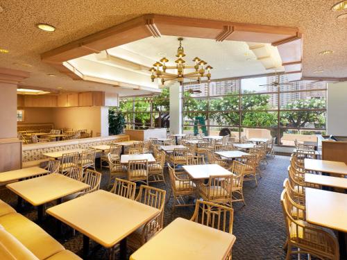 מסעדה או מקום אחר לאכול בו ב-Ala Moana Hotel - Resort Fee Included