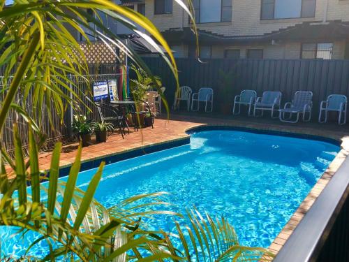 Swimming pool sa o malapit sa Bosuns Inn Motel