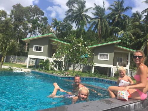 Bazén v ubytování Wanpratheep Village Kohphangan nebo v jeho okolí