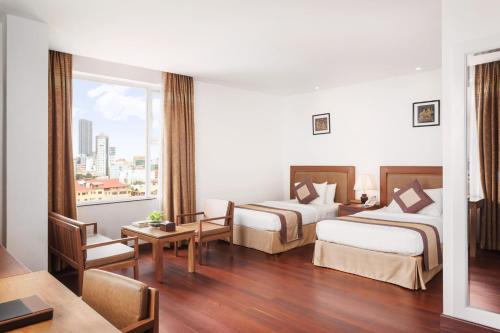 Postel nebo postele na pokoji v ubytování Phnom Penh Katari Hotel