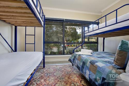 Cama o camas de una habitación en Lake Fyans Holiday Park