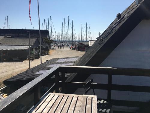 a wooden bench sitting on top of a building at Casablanca Hostel, hyggelig overnatning in Anholt